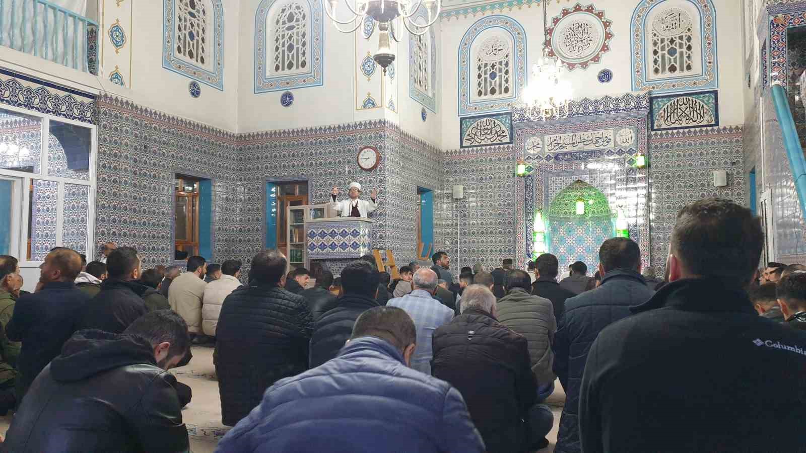 Başkale’de Kadir Gecesi dualarla idrak edildi
