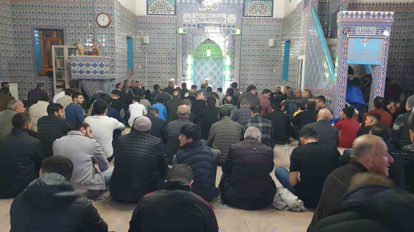 Başkale’de Kadir Gecesi dualarla idrak edildi