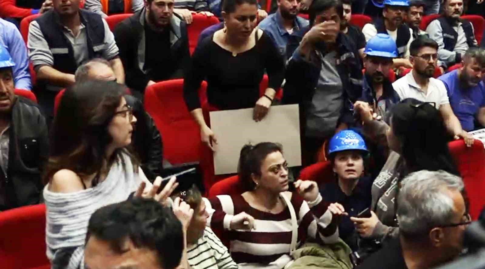 Sendika üyesi kadın, başörtülü basın mensubunun boğazını sıktı