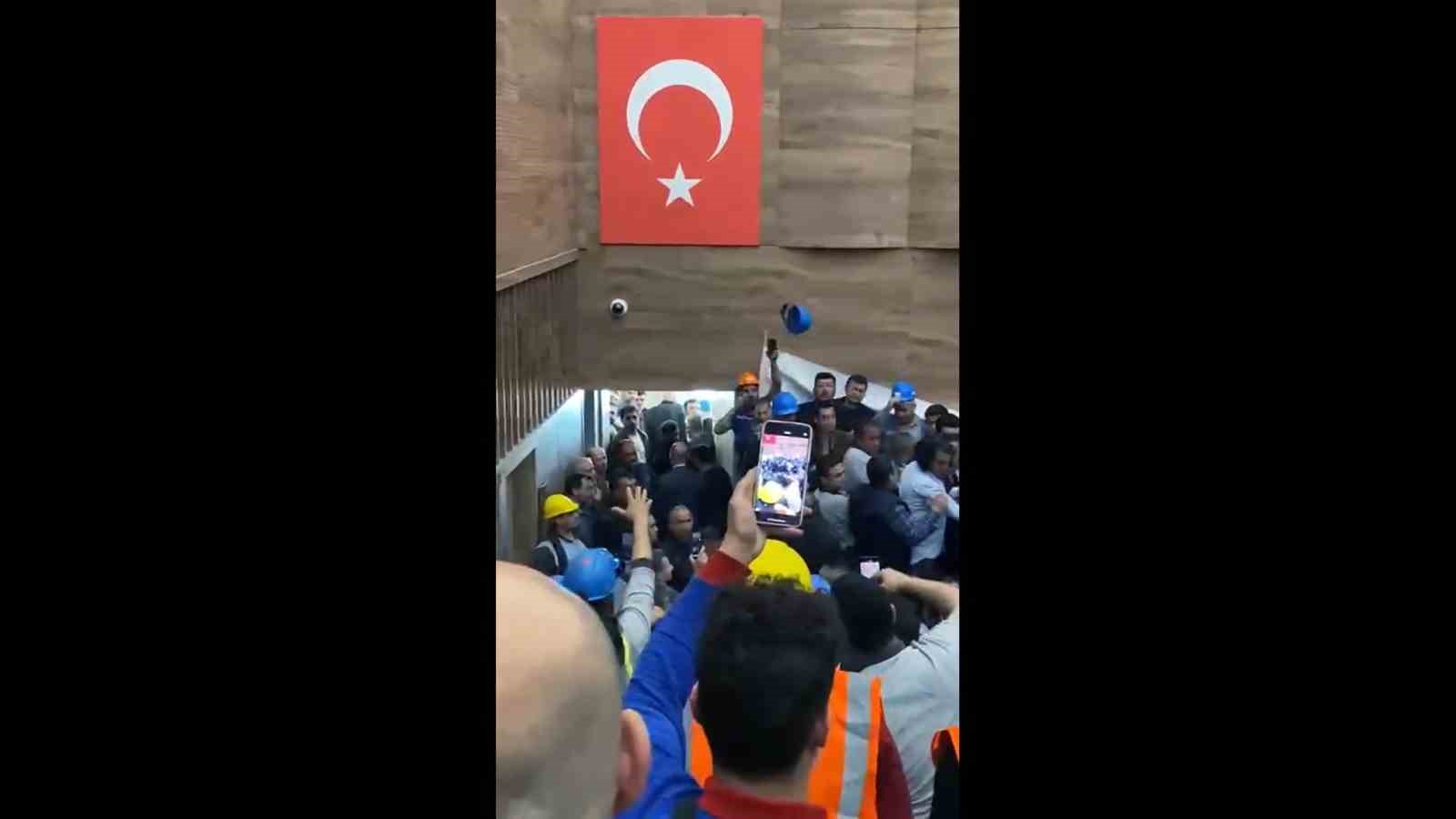 Sendika üyesi kadın, başörtülü basın mensubunun boğazını sıktı