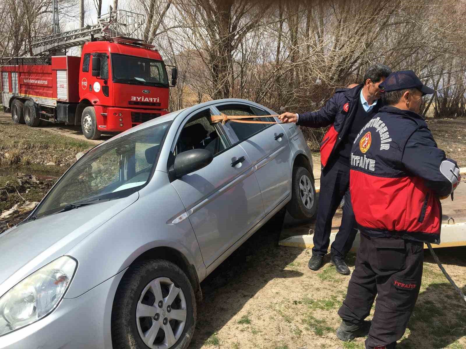 Bahçesindeki yangına yetişmek isterken kaza yaptı