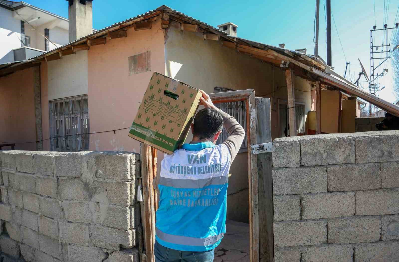 Van Büyükşehir Belediyesi 13 bin aileye Ramazan kolisi dağıtıyor