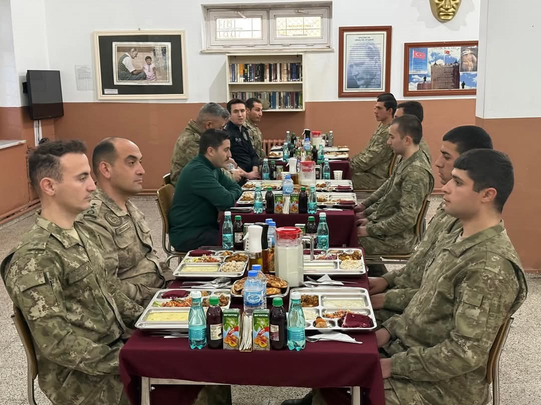 Kaymakam Bulut, sınırda Mehmetçik ile iftar açtı