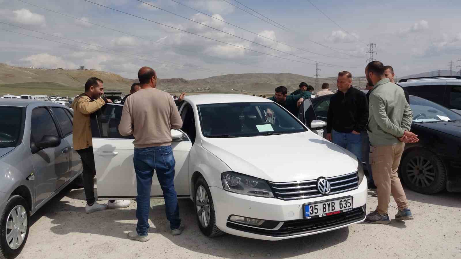 Van açık oto pazarında bayram öncesi yoğun ilgi gördü