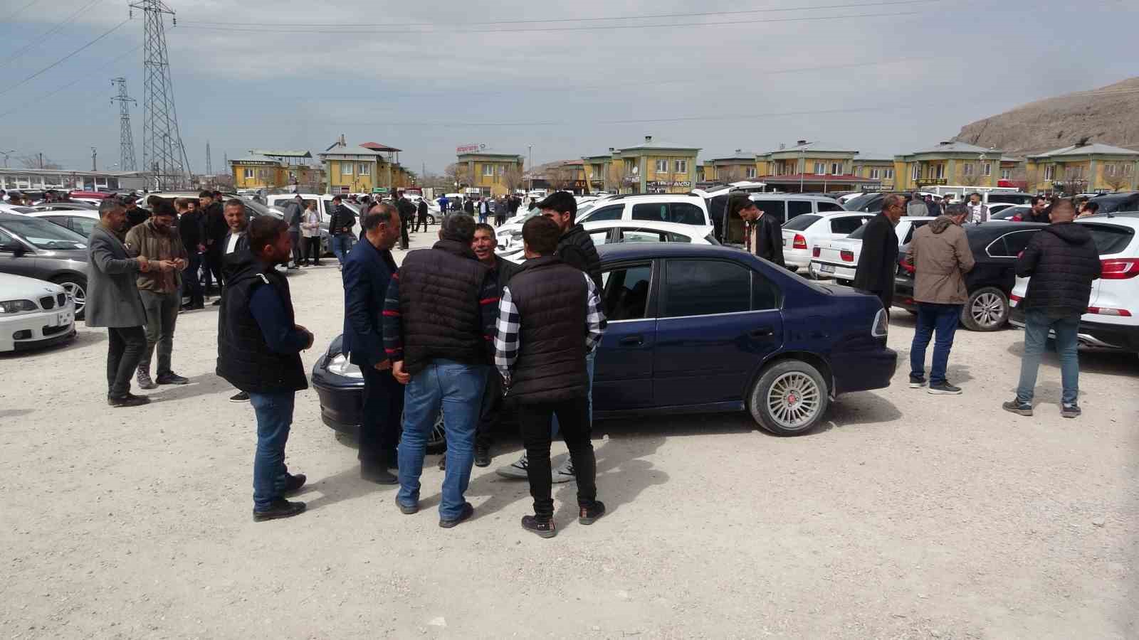Van açık oto pazarında bayram öncesi yoğun ilgi gördü