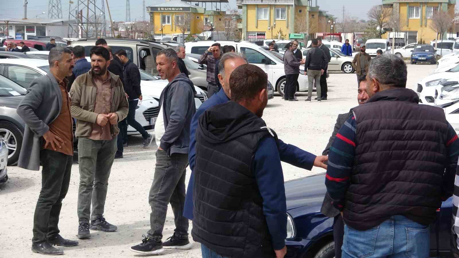 Van açık oto pazarında bayram öncesi yoğun ilgi gördü