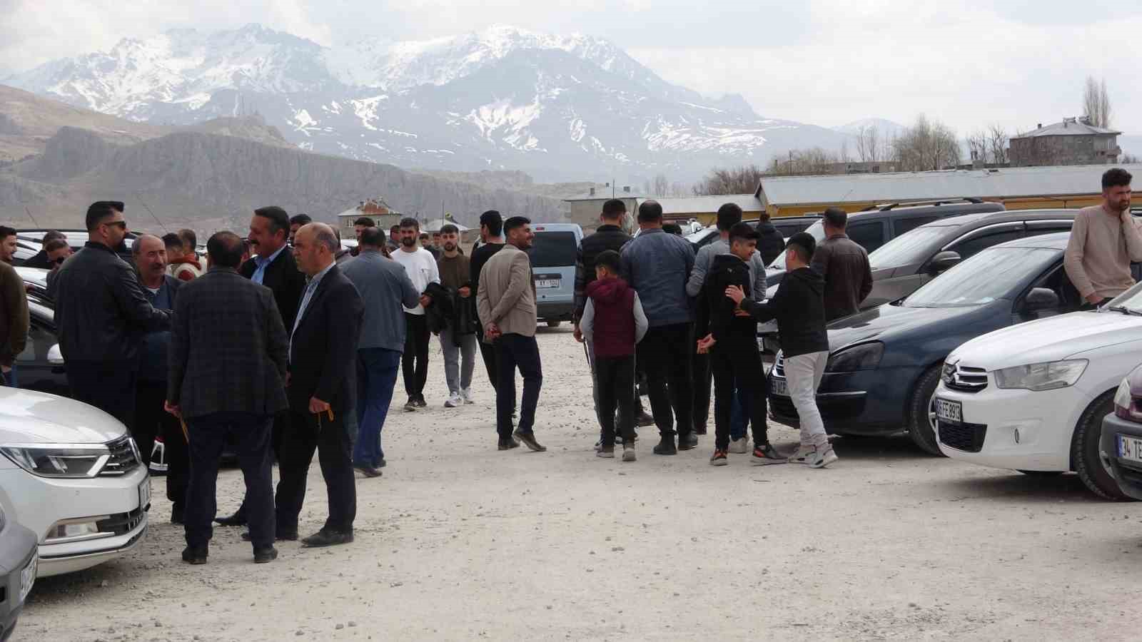 Van açık oto pazarında bayram öncesi yoğun ilgi gördü