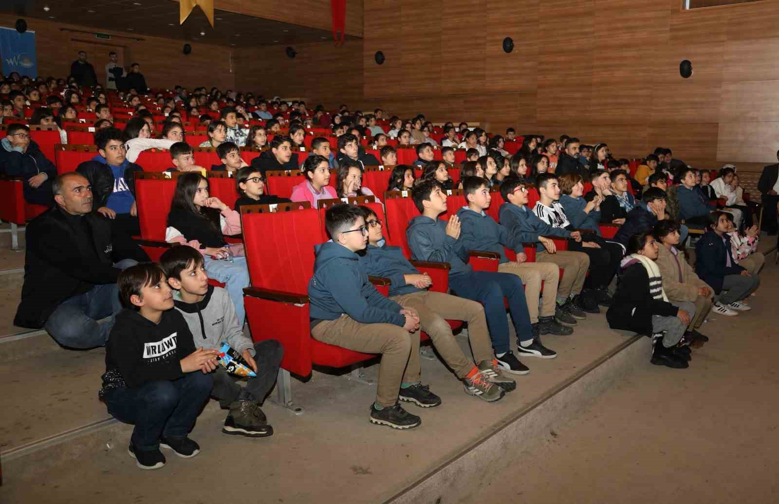 Van’da çocuklar akrobasi gösterileriyle keyifli vakit geçiriyor