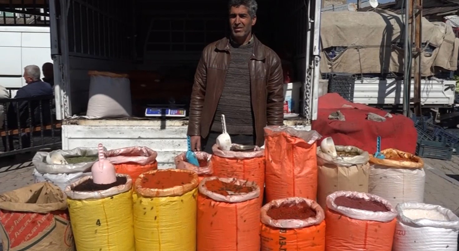 Erciş’te bal arıları baharatçıya akın etti