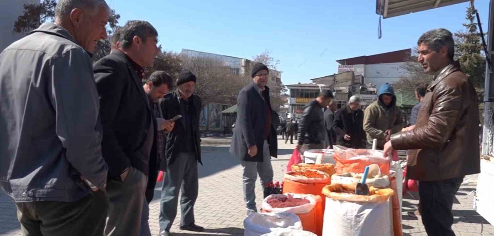 Erciş’te bal arıları baharatçıya akın etti
