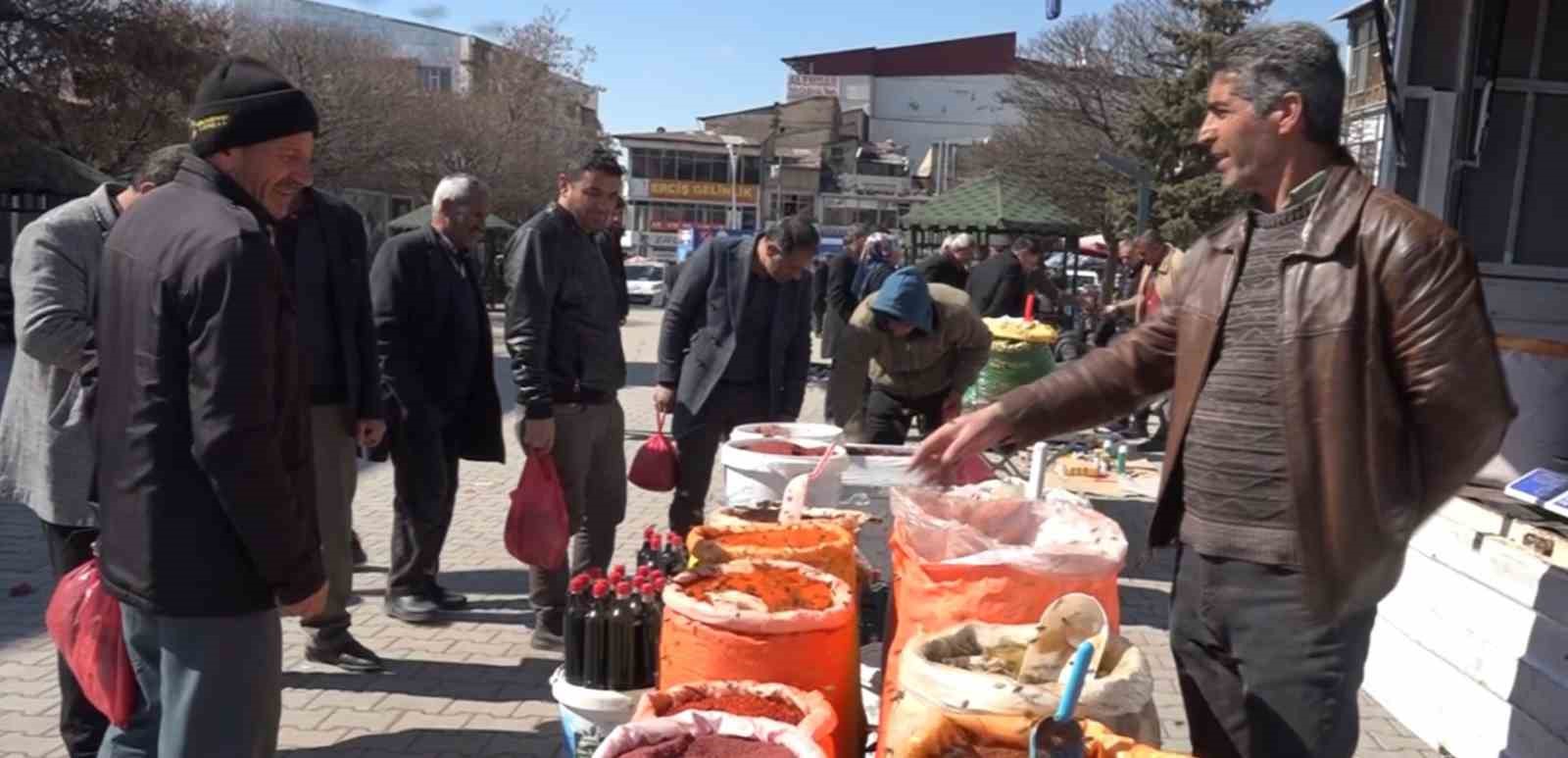 Erciş’te bal arıları baharatçıya akın etti