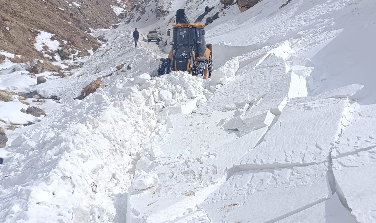Van’da yüksek rakımlı bölgelerde karla mücadele çalışması sürüyor
