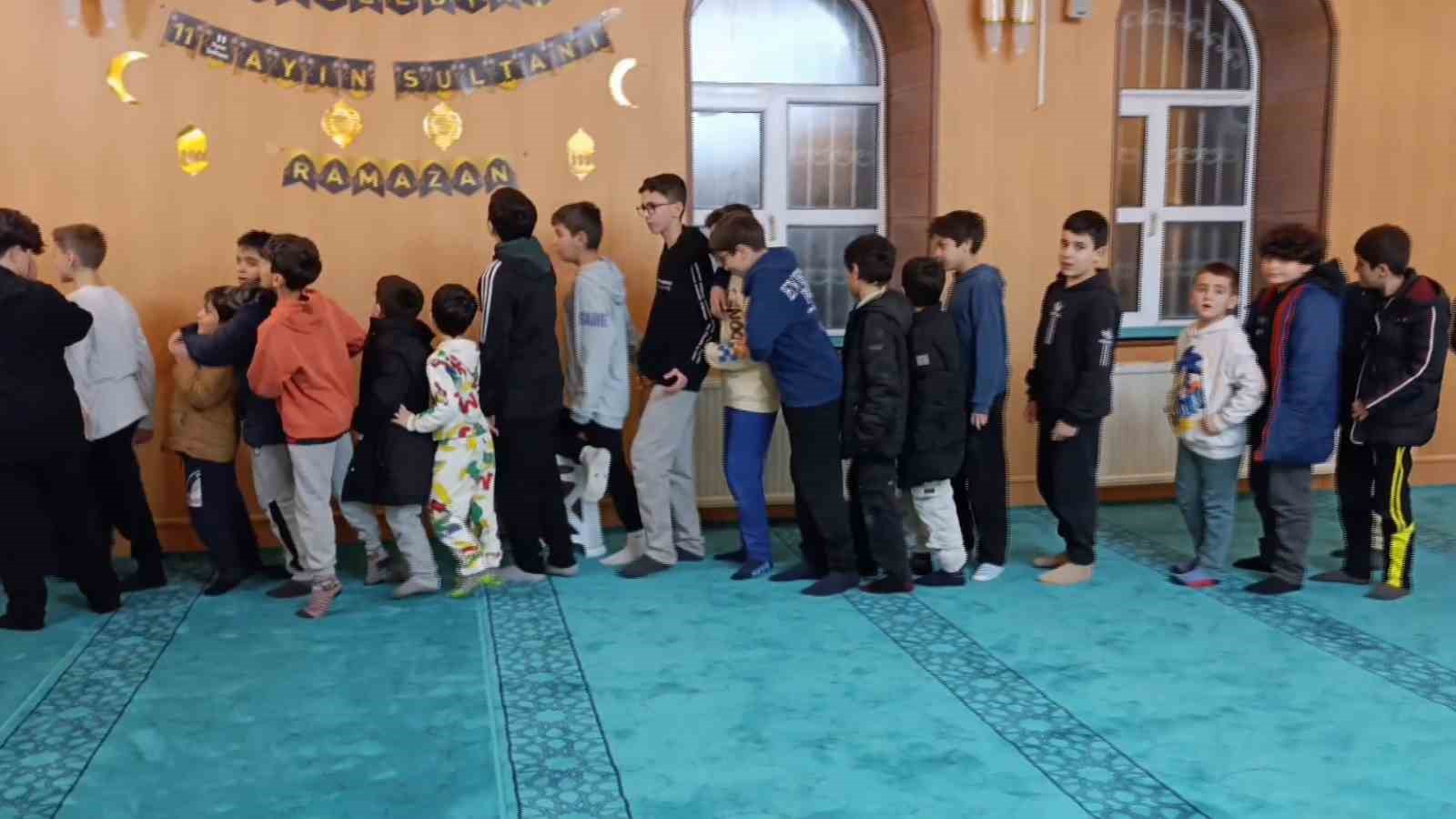 Van’da çocuklara camiyi ve namazı sevdirmek için etkinlikler düzenleniyor