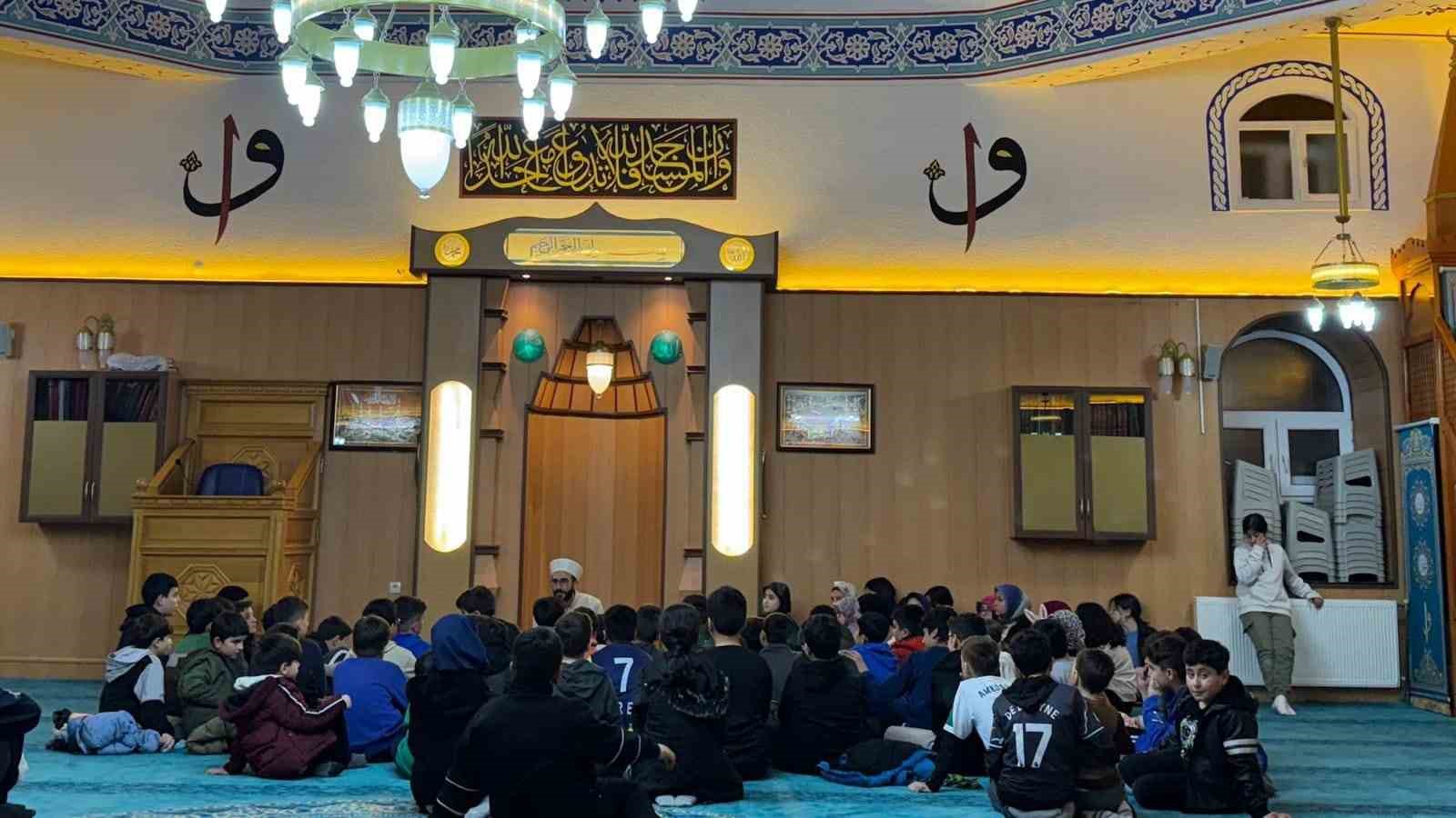 Van’da çocuklara camiyi ve namazı sevdirmek için etkinlikler düzenleniyor