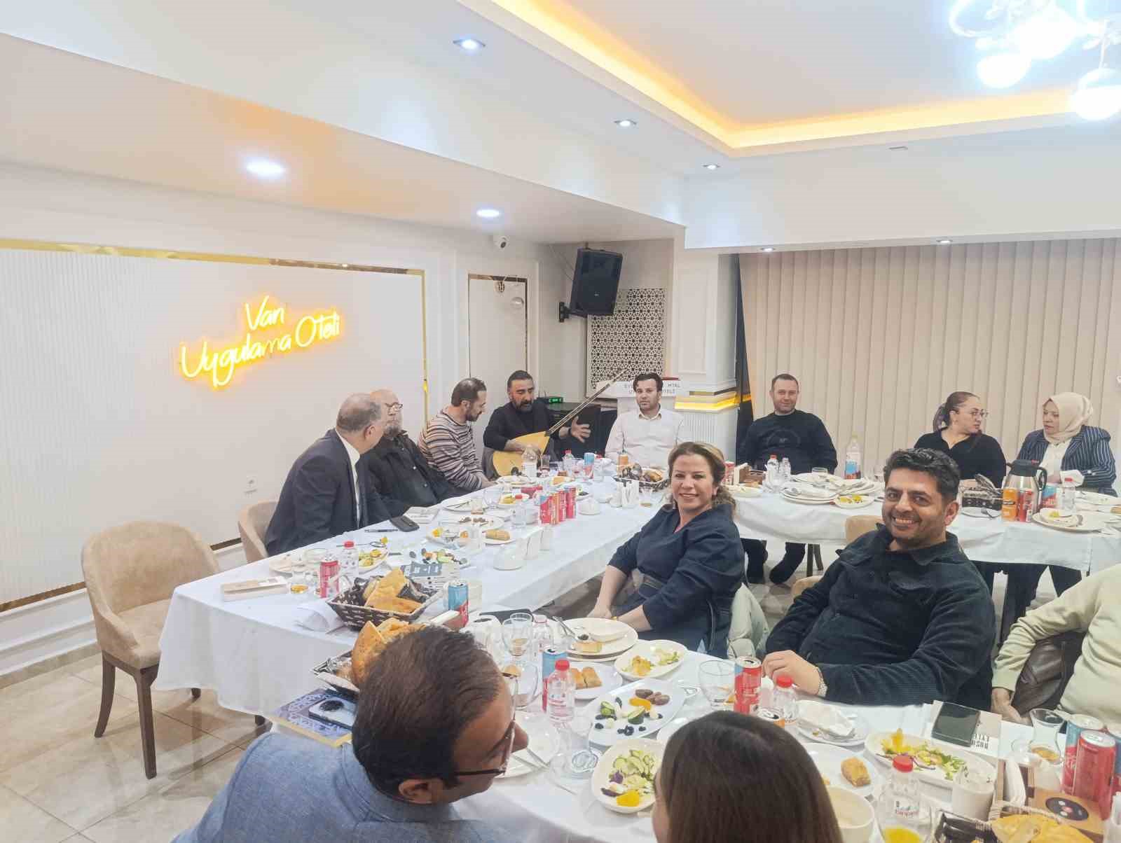 Vanlı şair ve yazarlar iftarda buluştu