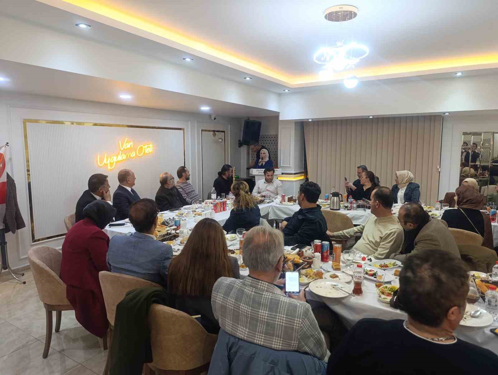 Vanlı şair ve yazarlar iftarda buluştu