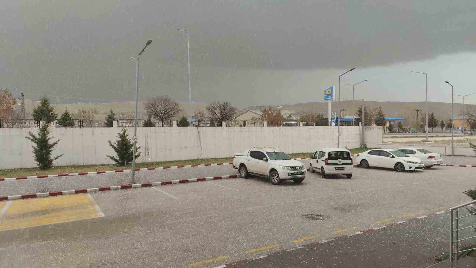 Erciş’te dolu yağışı etkili oldu