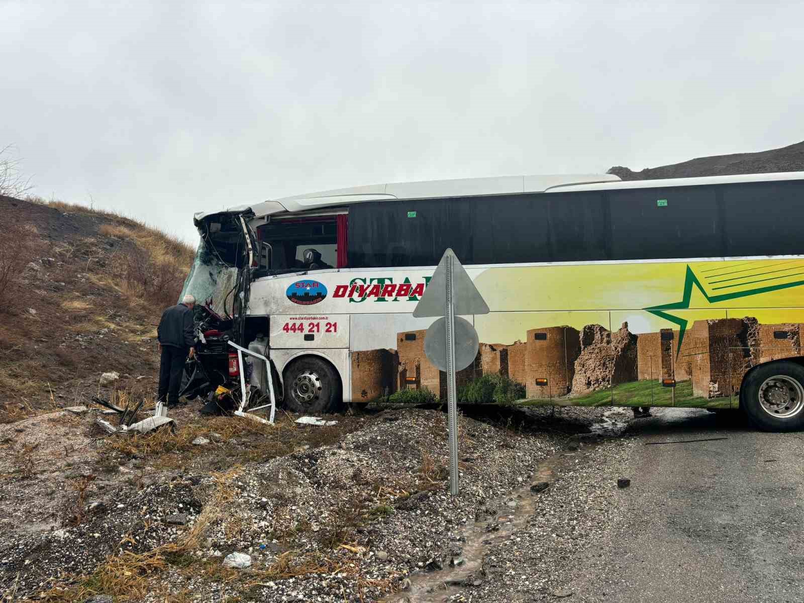 Hakkari’de otobüsle tanker çarpıştı: 8 yaralı