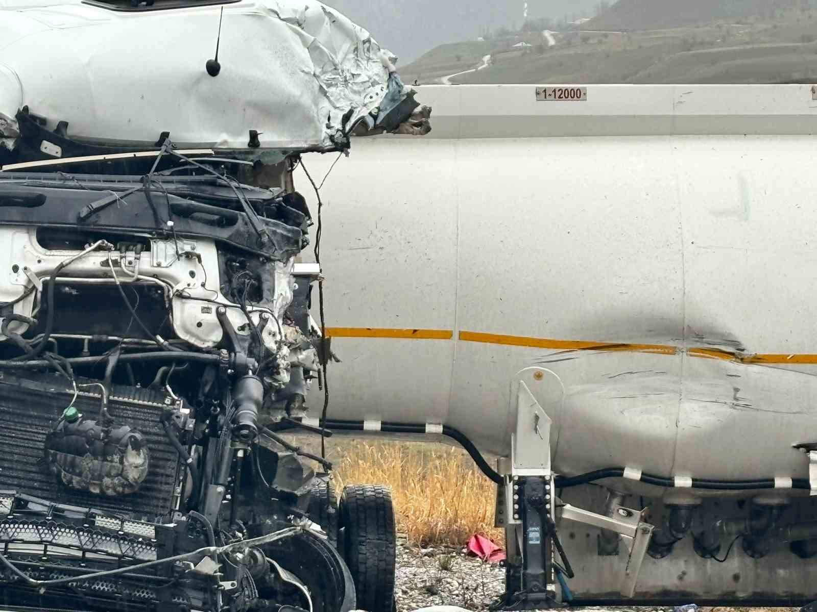 Hakkari’de otobüsle tanker çarpıştı: 8 yaralı