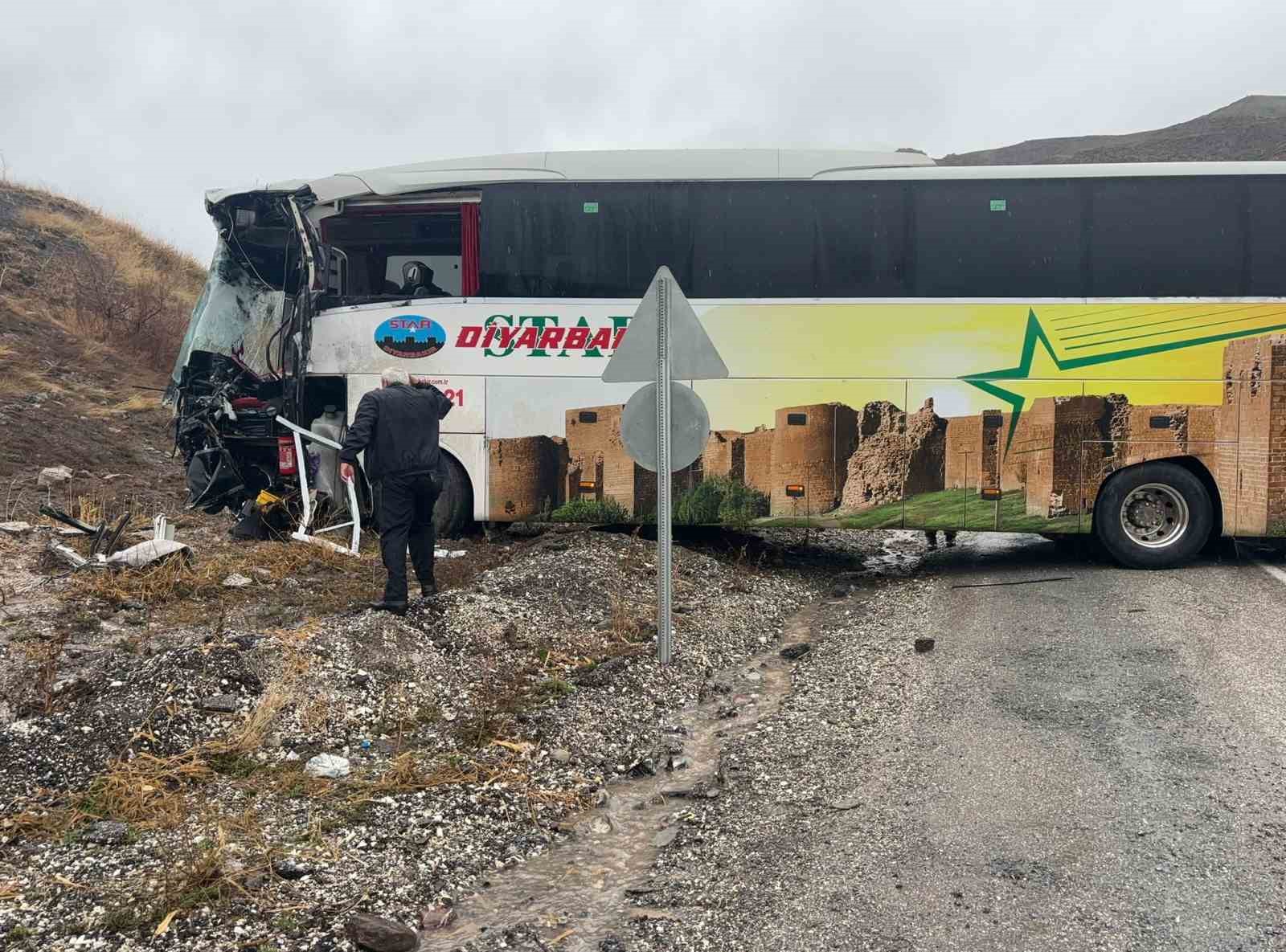 Hakkari’de otobüsle tanker çarpıştı: 8 yaralı