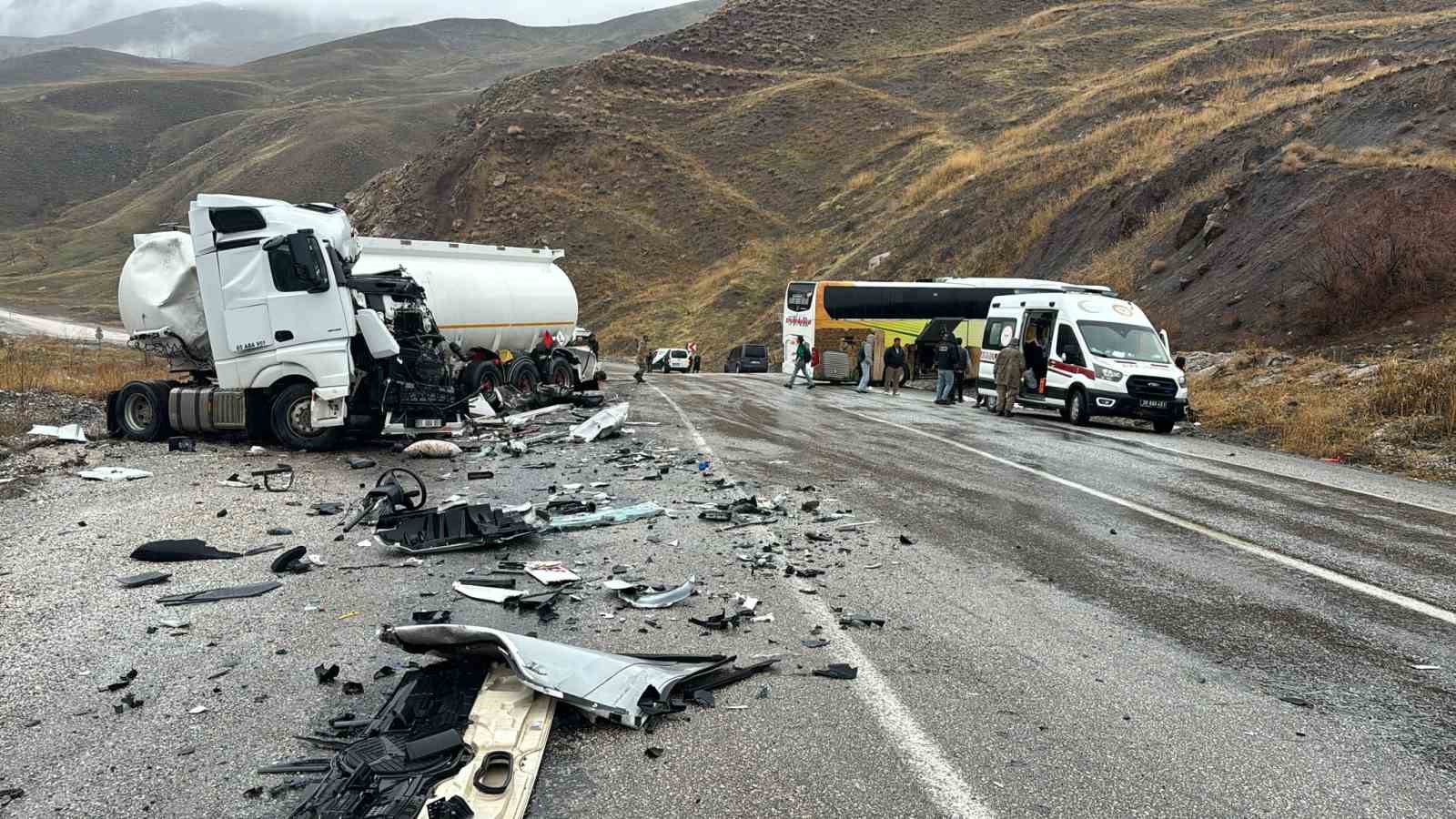 Hakkari’de otobüsle tanker çarpıştı: 8 yaralı