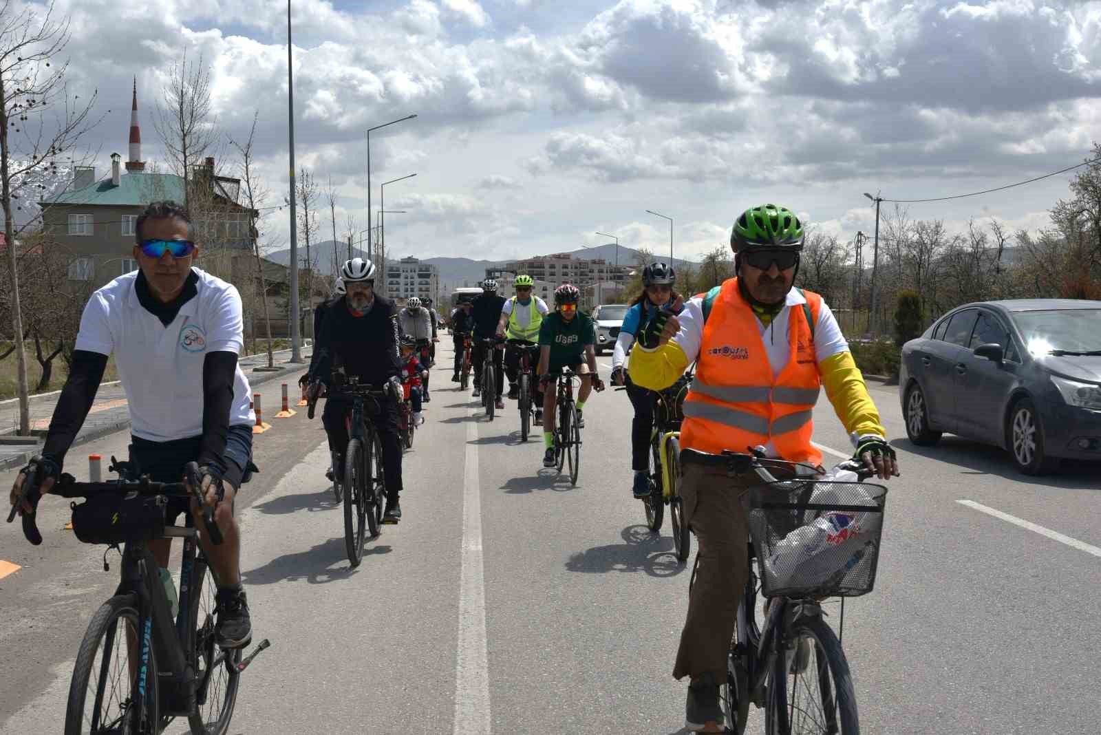Van’da sağlıklı yaşam için bisiklet turu düzenlendi