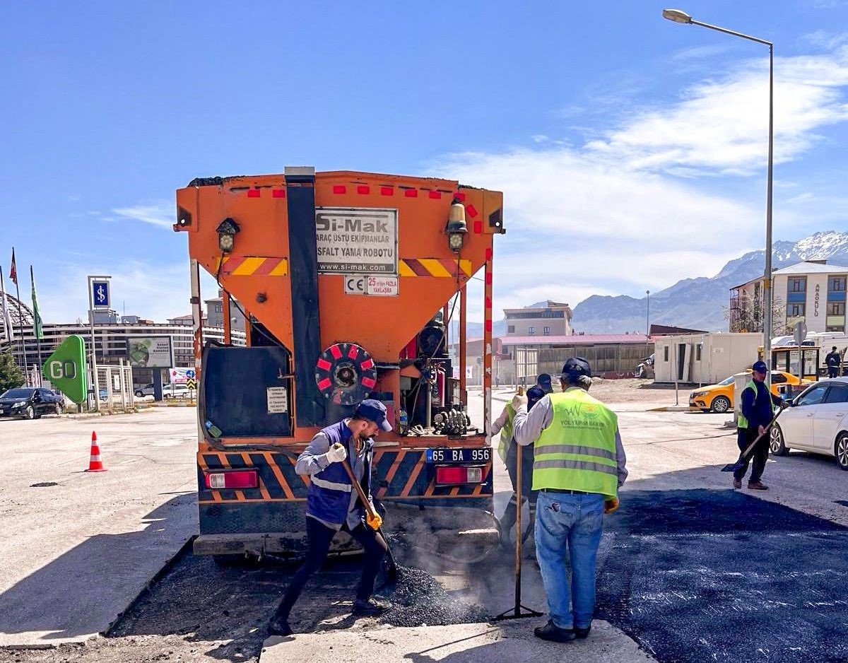 Van Büyükşehir Belediyesinin yol ve altyapı çalışmaları sürüyor