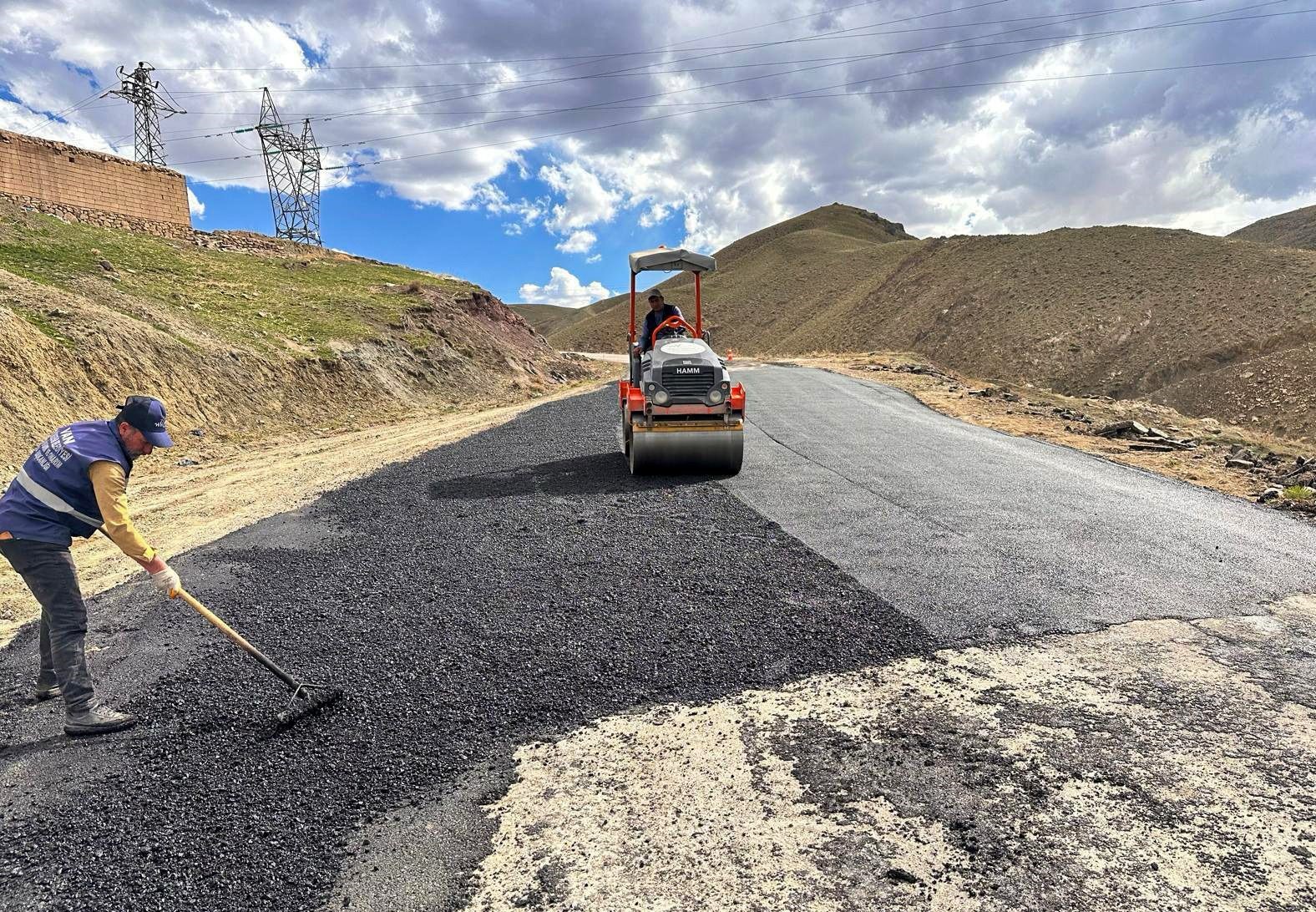 Van Büyükşehir Belediyesinin yol ve altyapı çalışmaları sürüyor
