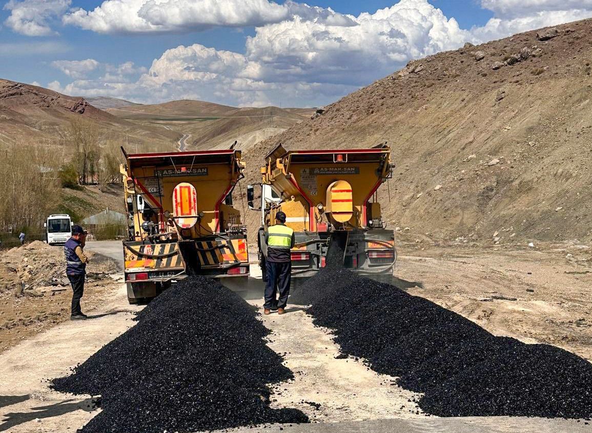 Van Büyükşehir Belediyesinin yol ve altyapı çalışmaları sürüyor