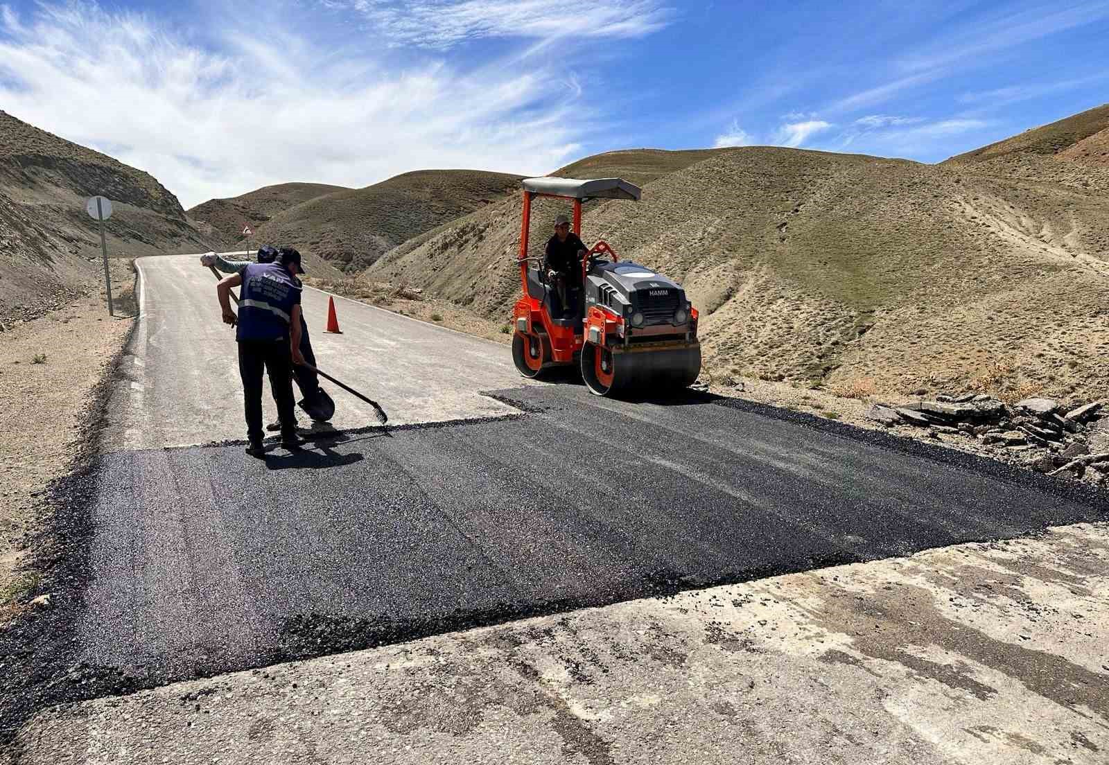Van Büyükşehir Belediyesinin yol ve altyapı çalışmaları sürüyor