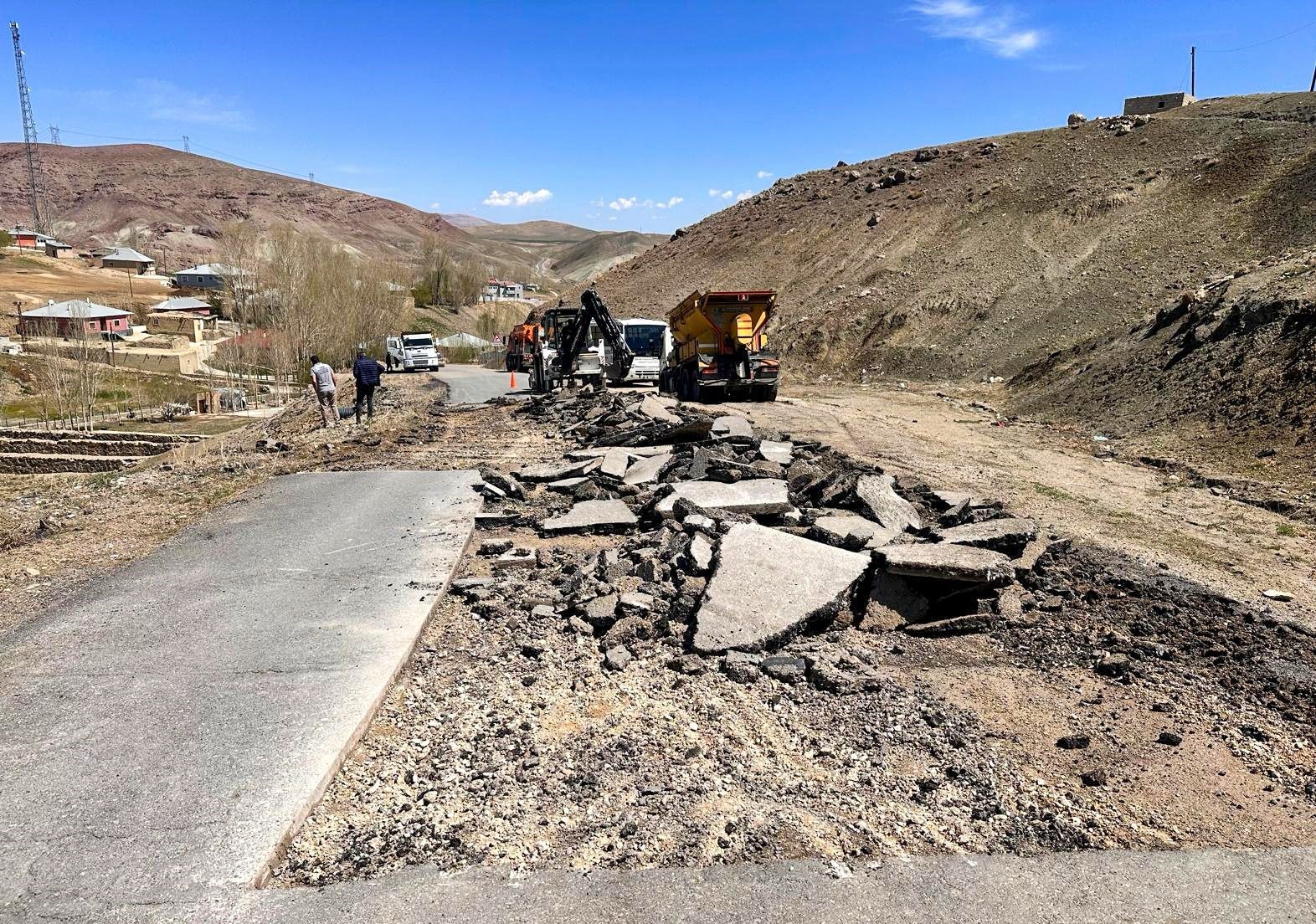 Van Büyükşehir Belediyesinin yol ve altyapı çalışmaları sürüyor