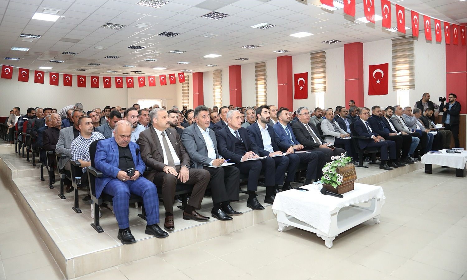 Van Büyükşehir Belediyesinin muhtarlar toplantısı devam ediyor