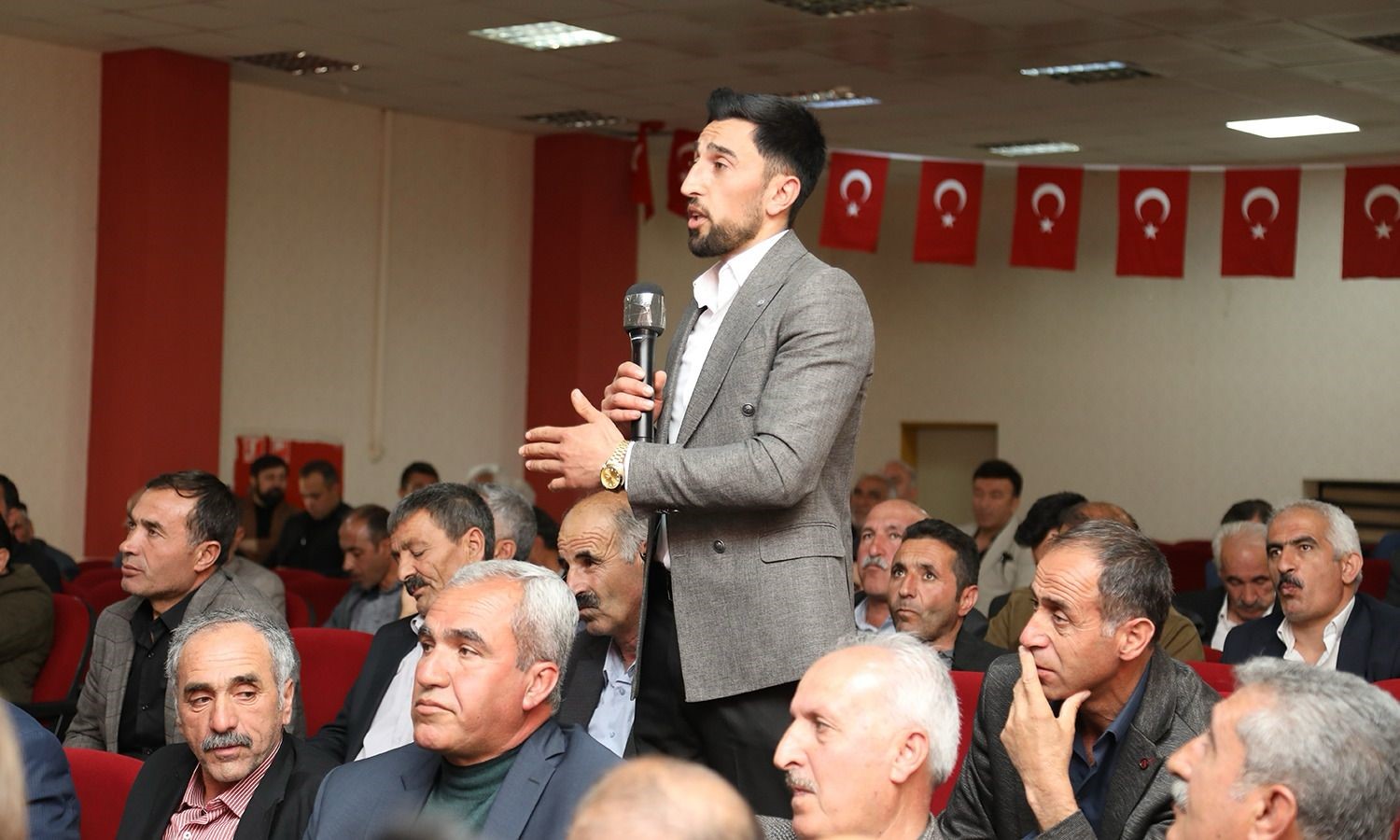 Van Büyükşehir Belediyesinin muhtarlar toplantısı devam ediyor