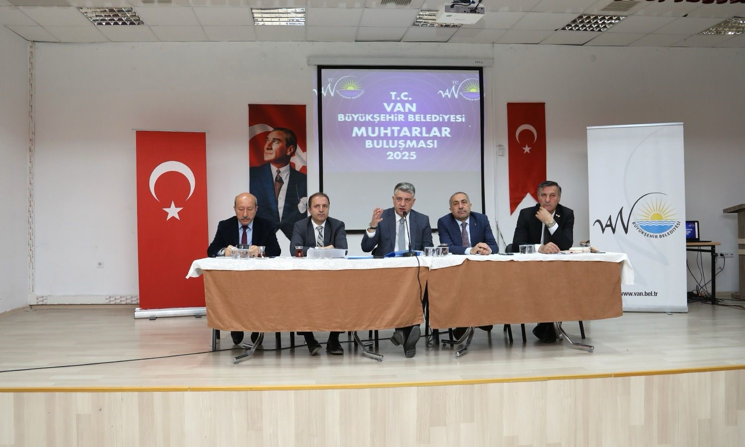 Van Büyükşehir Belediyesinin muhtarlar toplantısı devam ediyor