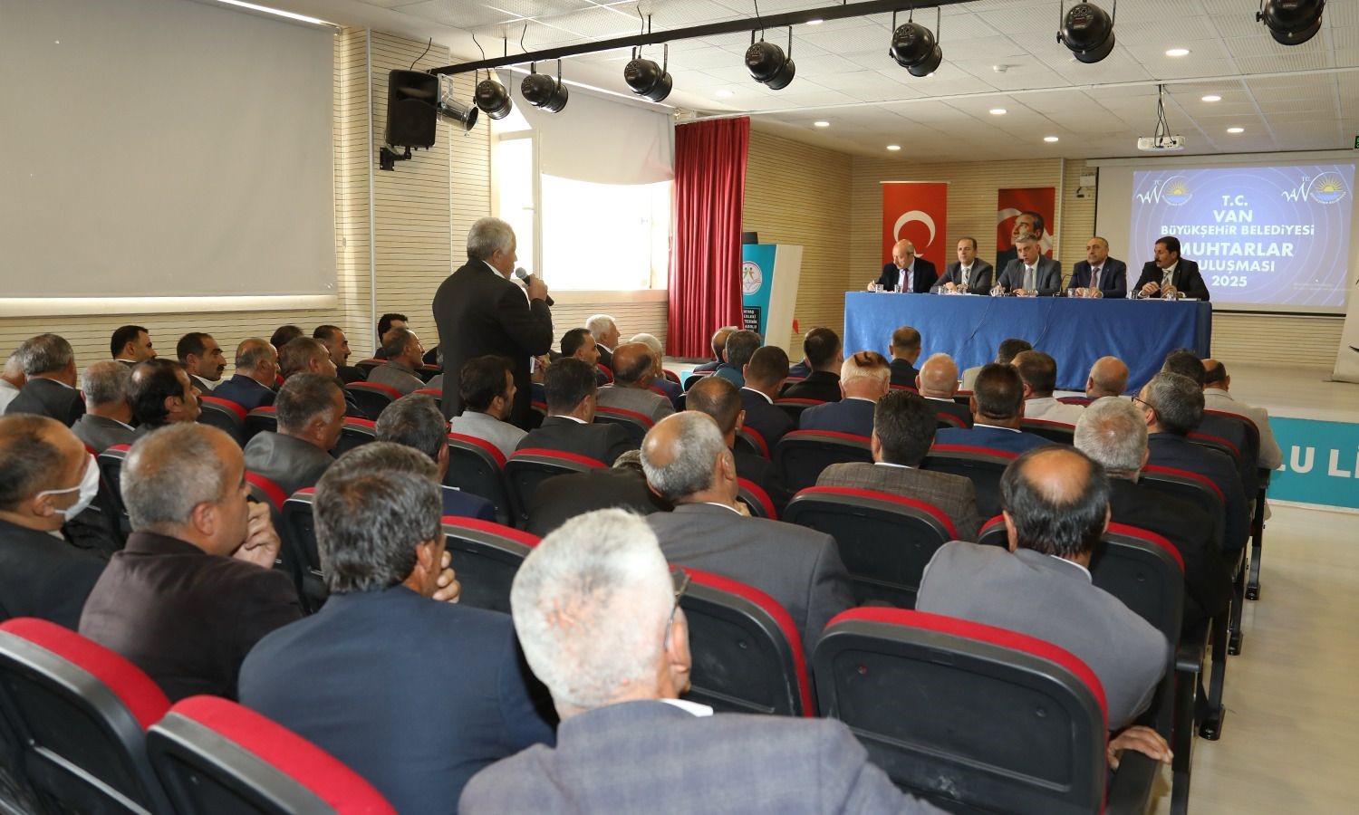 Van Büyükşehir Belediyesinin muhtarlar toplantısı devam ediyor