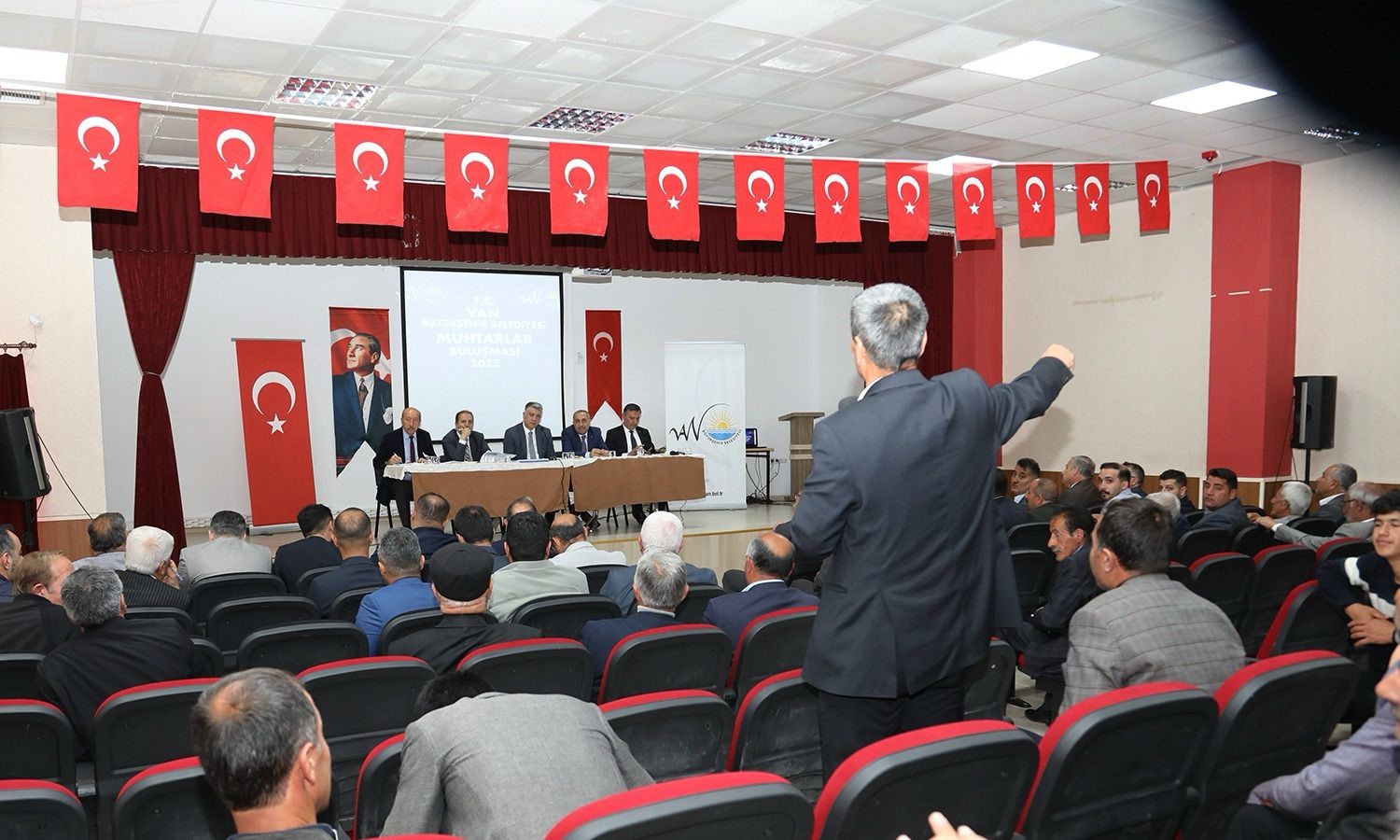 Van Büyükşehir Belediyesinin muhtarlar toplantısı devam ediyor