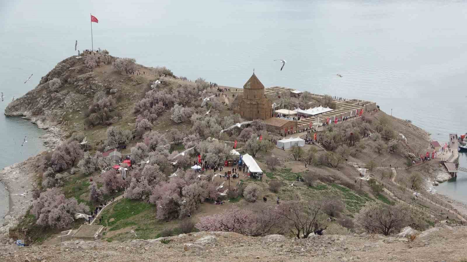 Galatasaray bayrağı Akdamar Adası’nda dalgalandı