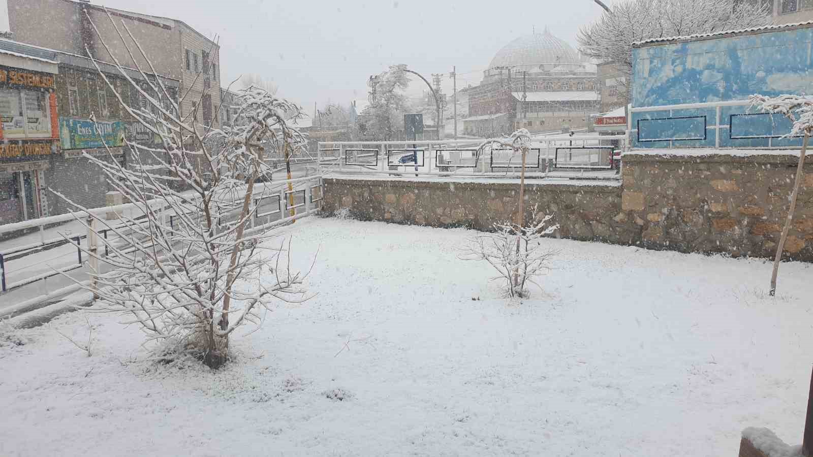 Başkale’ye kış geri geldi ilçe beyaza büründü