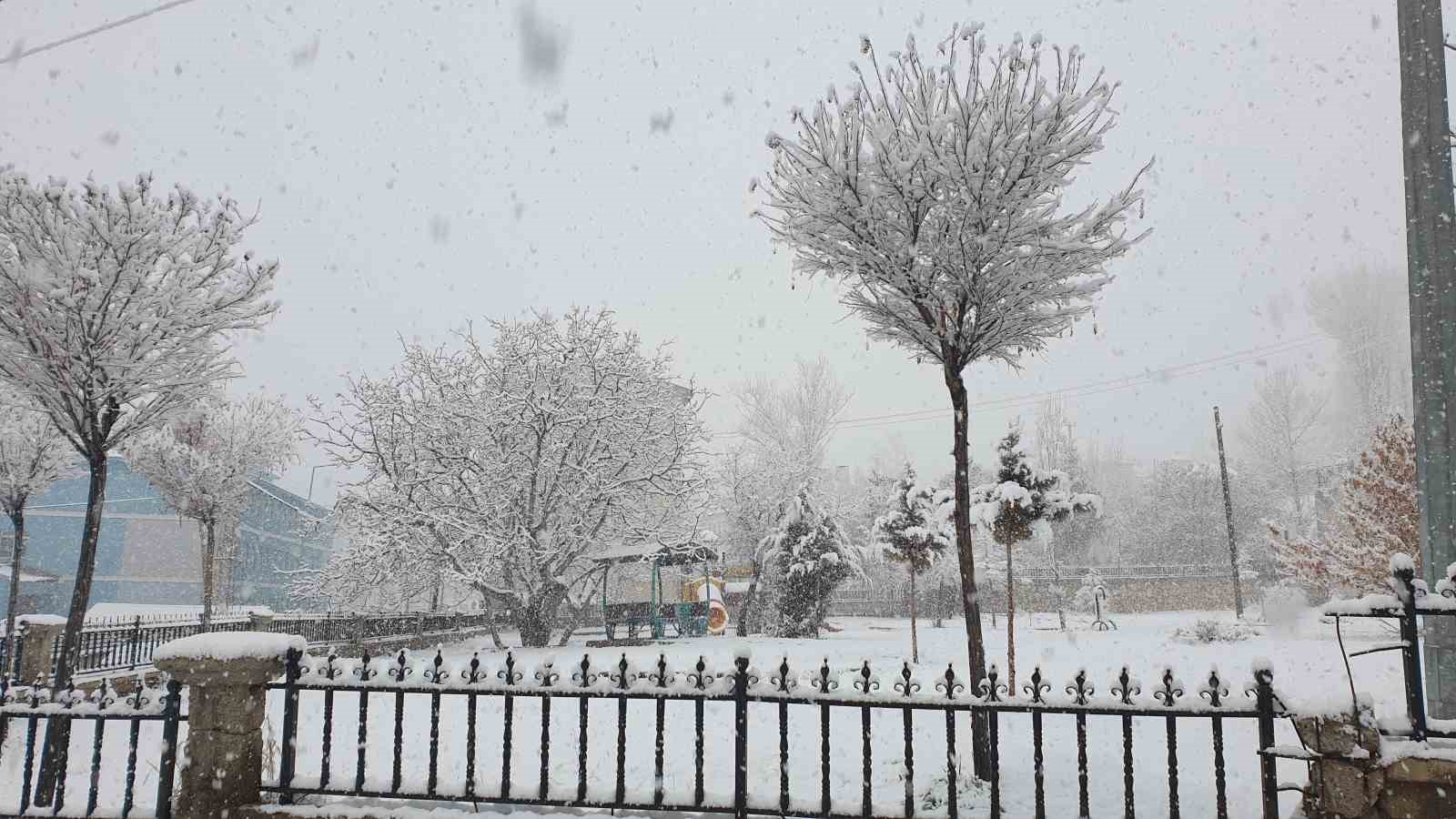 Başkale’ye kış geri geldi ilçe beyaza büründü