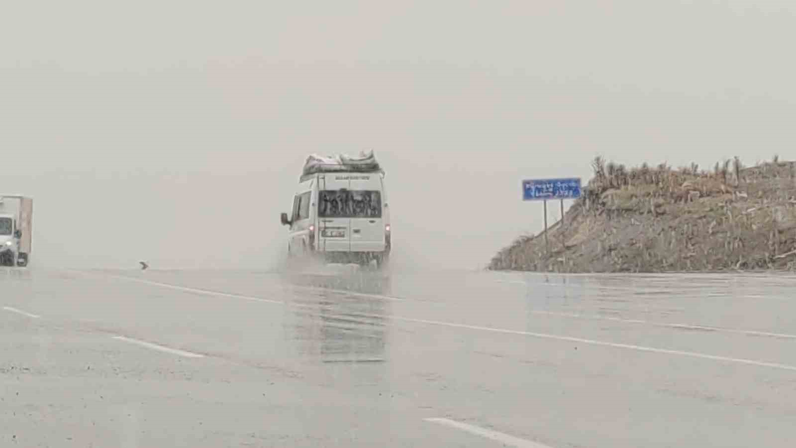 Van’da lapa lapa kar yağıyor