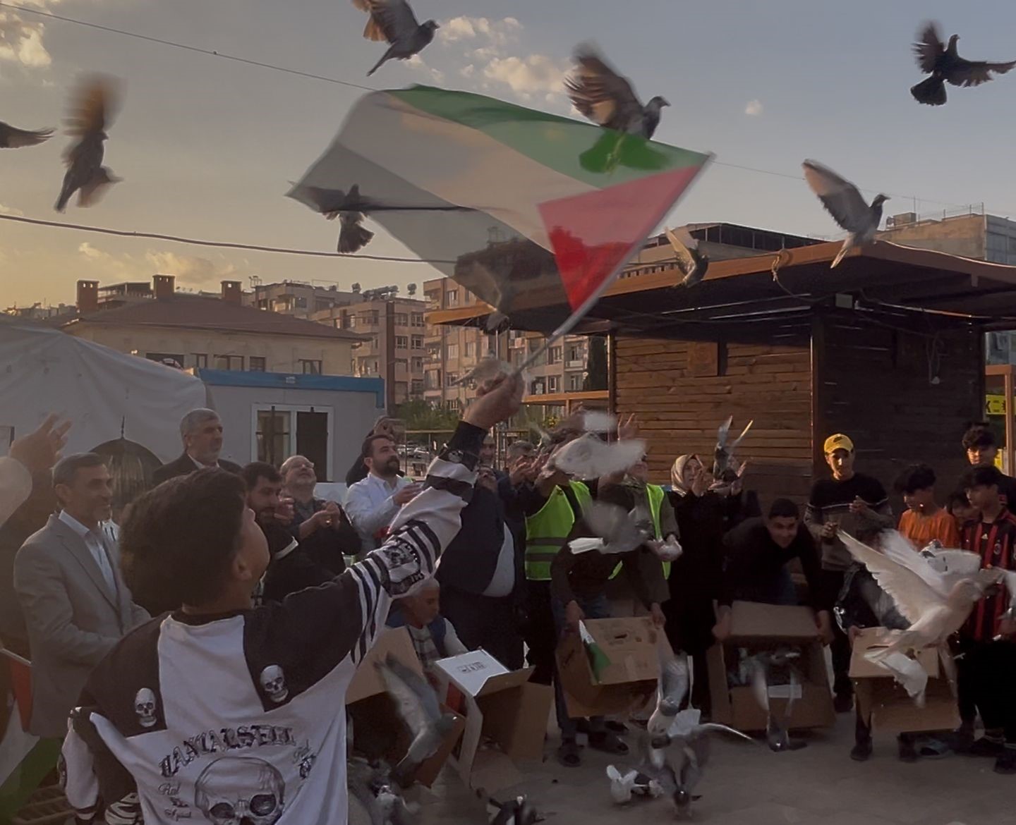Yüzlerce Güvercinle Filistin’e Destek