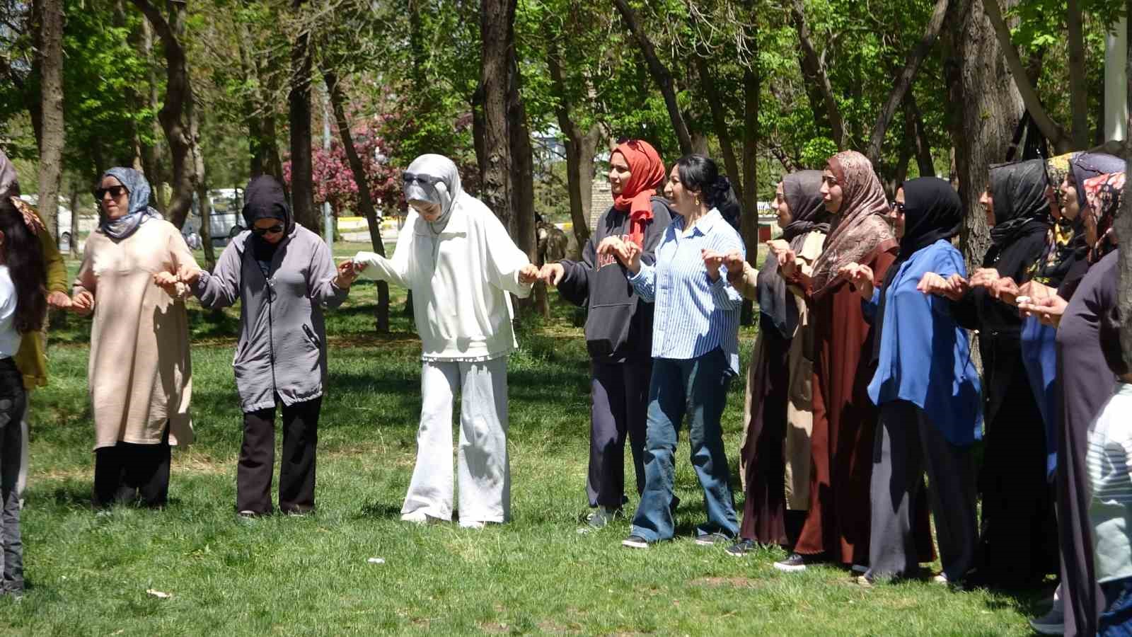 Van’da Hıdırellez etkinliği renkli görüntülere sahne oldu