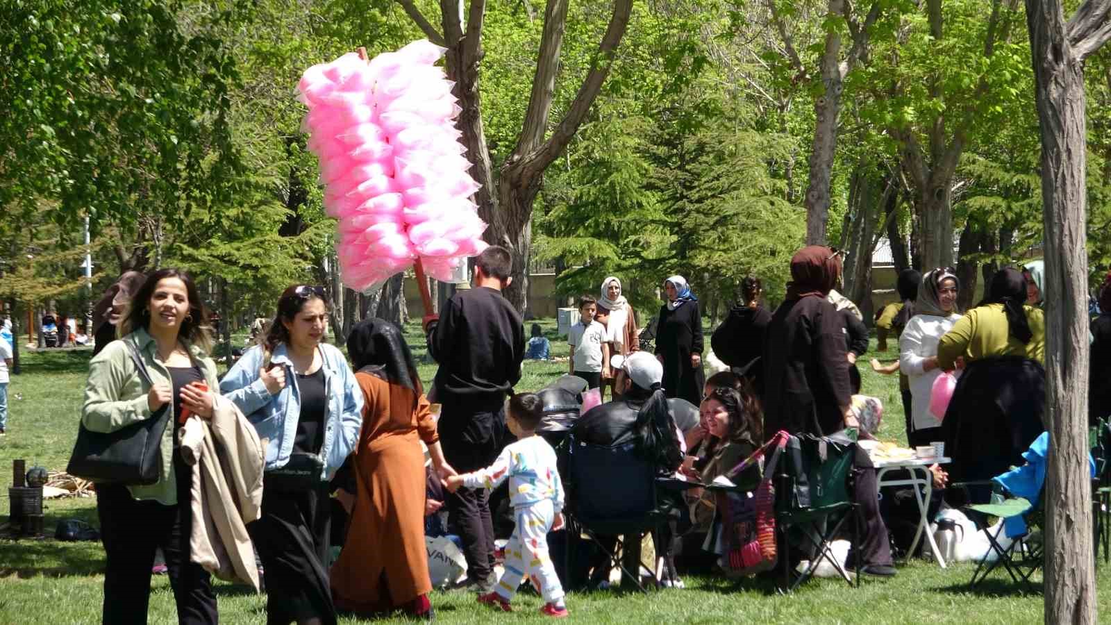 Van’da Hıdırellez etkinliği renkli görüntülere sahne oldu