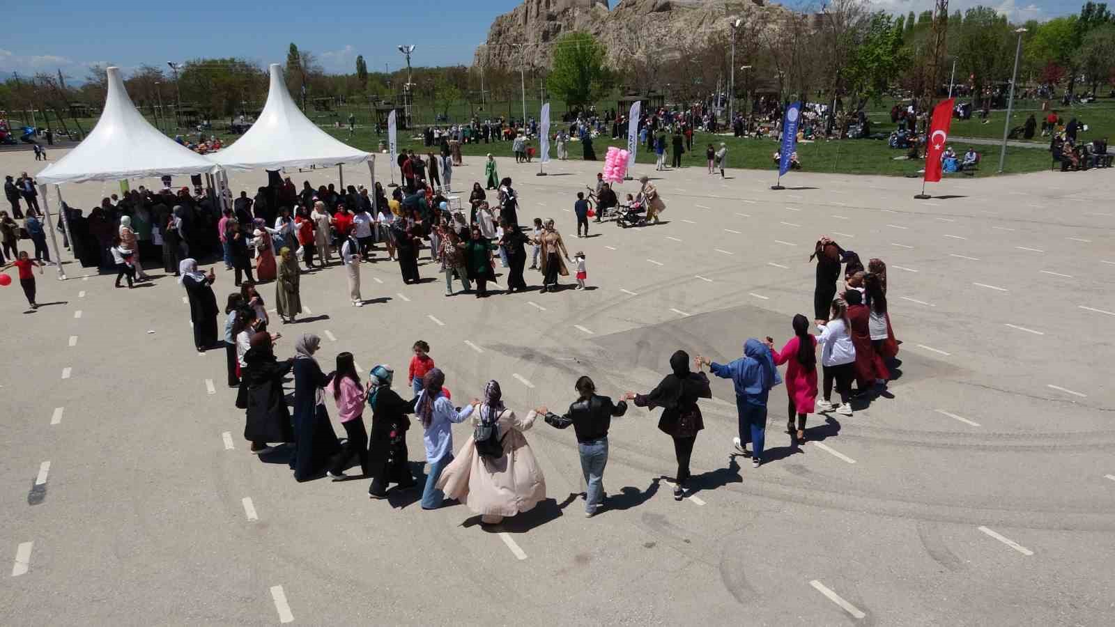 Van’da Hıdırellez etkinliği renkli görüntülere sahne oldu