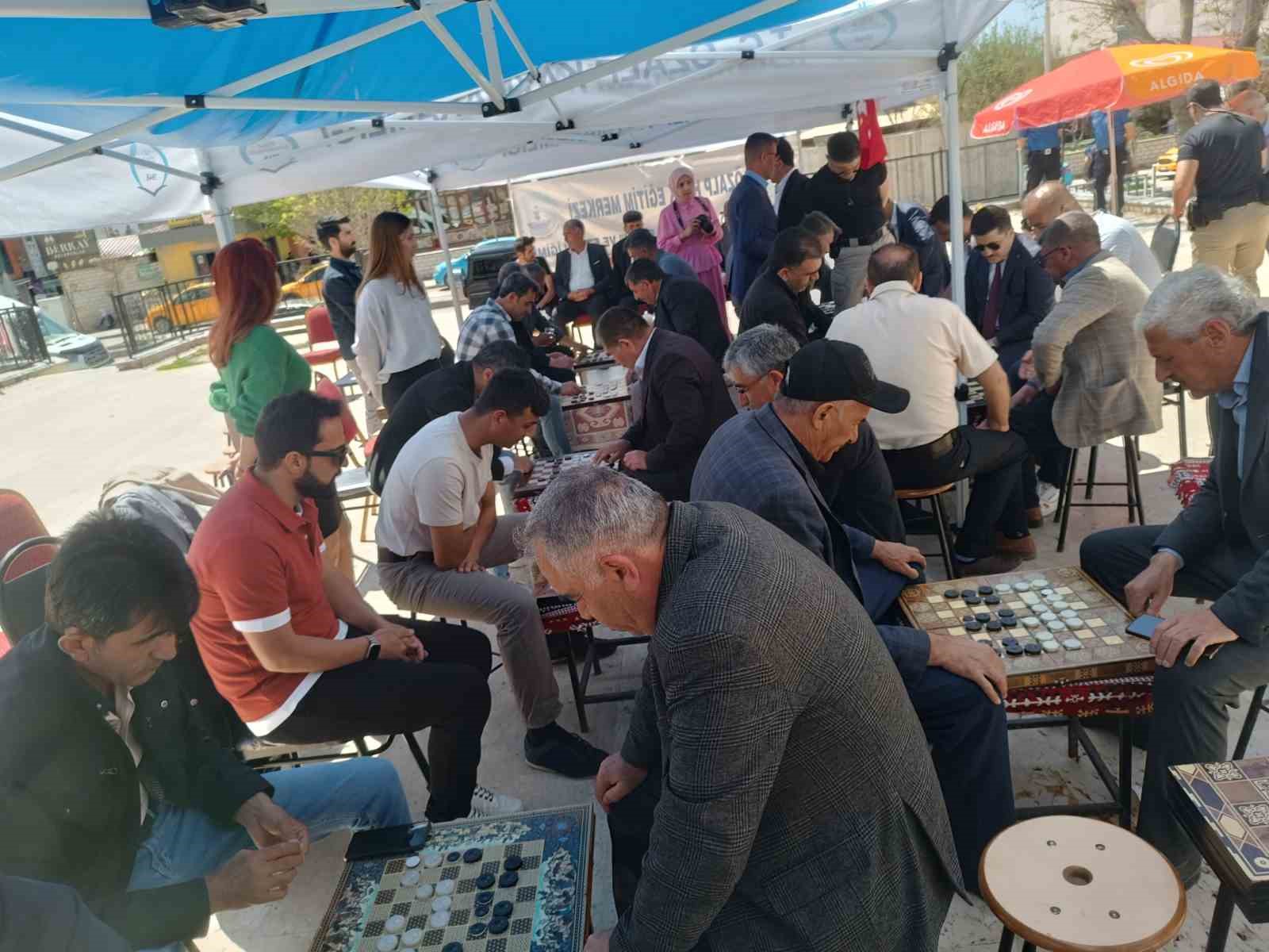 Özalp’te ‘Dama Turnuvası’ başladı