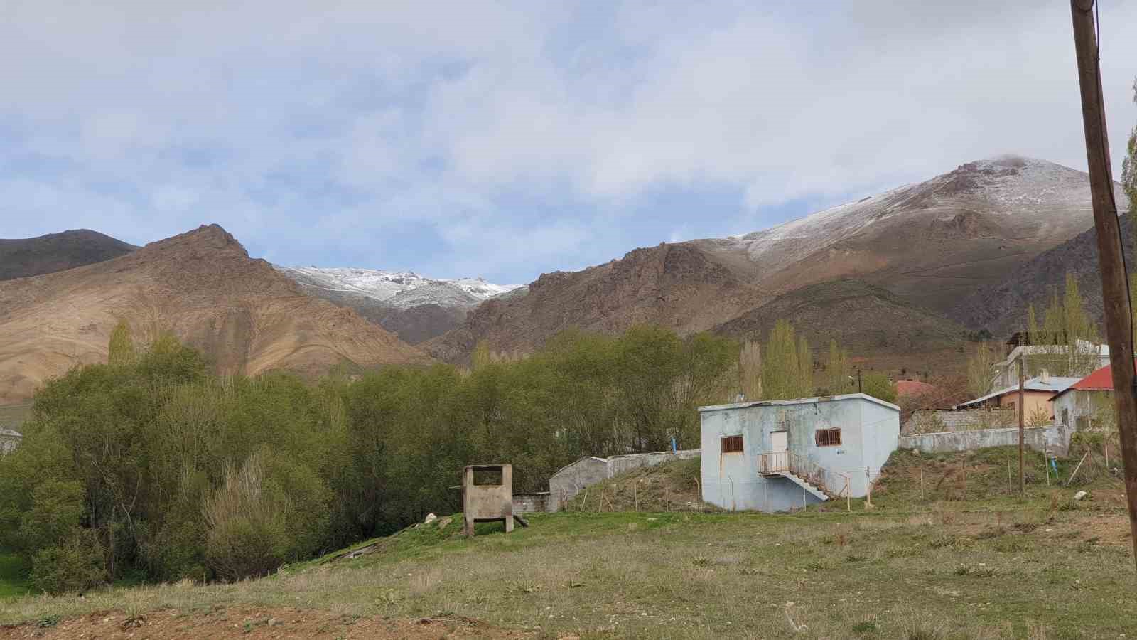 Başkale’de yüksek kesimlere kar yağdı