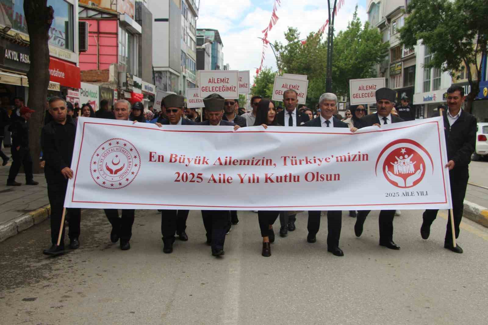 Van’da ’Aile Yılı’ yürüyüşü yapıldı