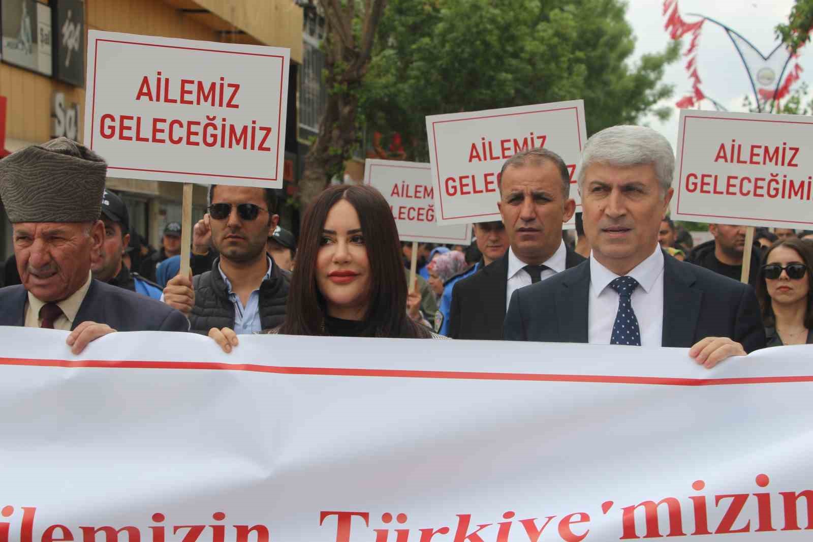 Van’da ’Aile Yılı’ yürüyüşü yapıldı