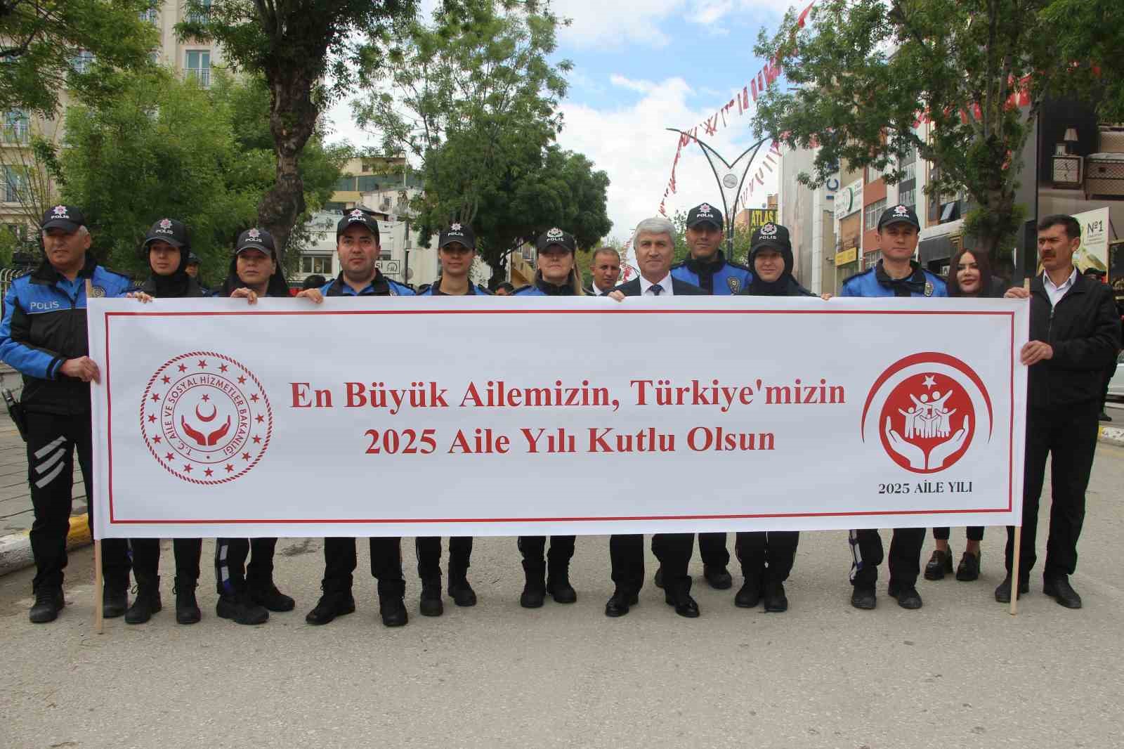 Van’da ’Aile Yılı’ yürüyüşü yapıldı
