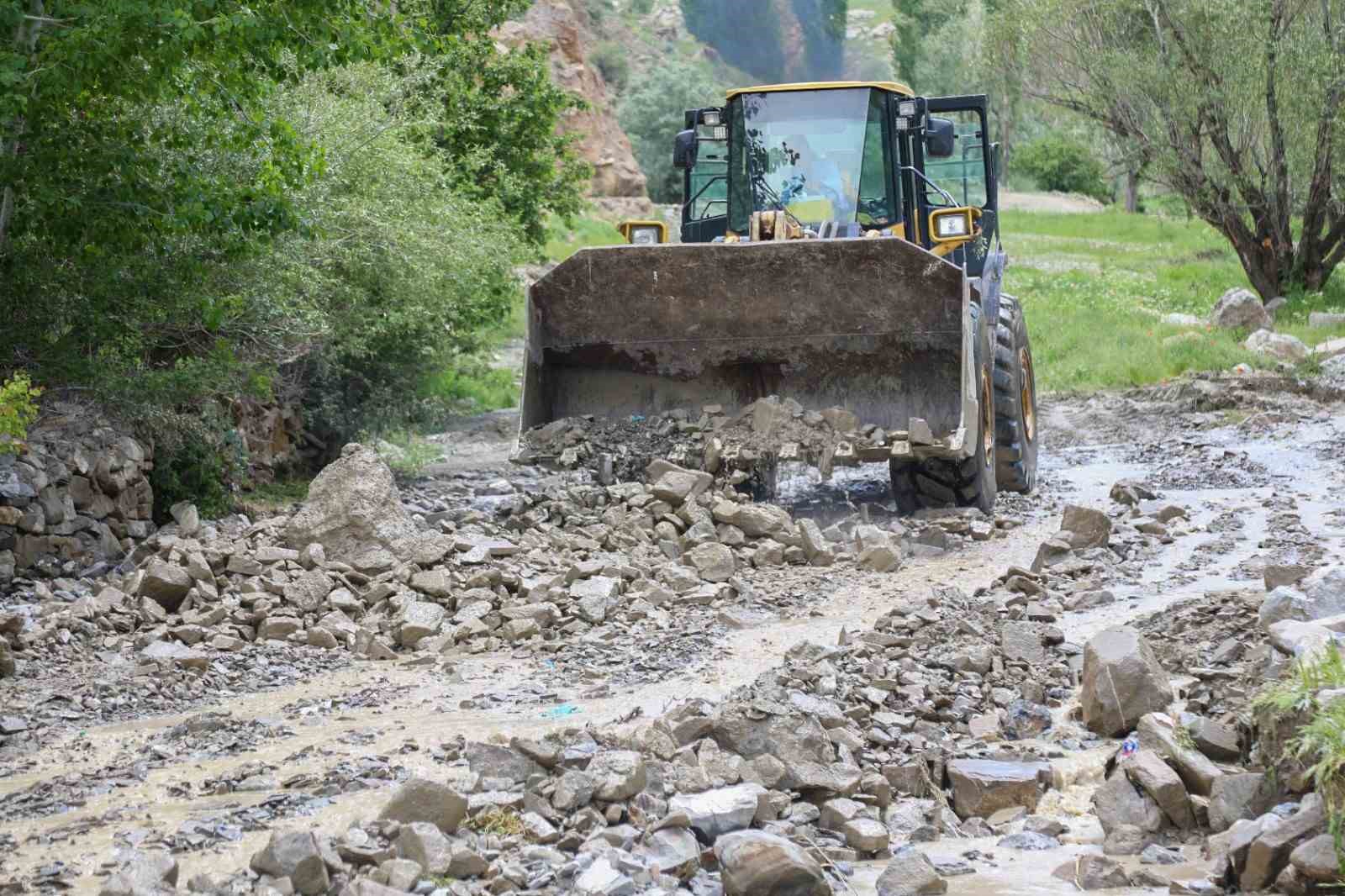 Başkale’de sağanak sonucu taşkın meydana geldi